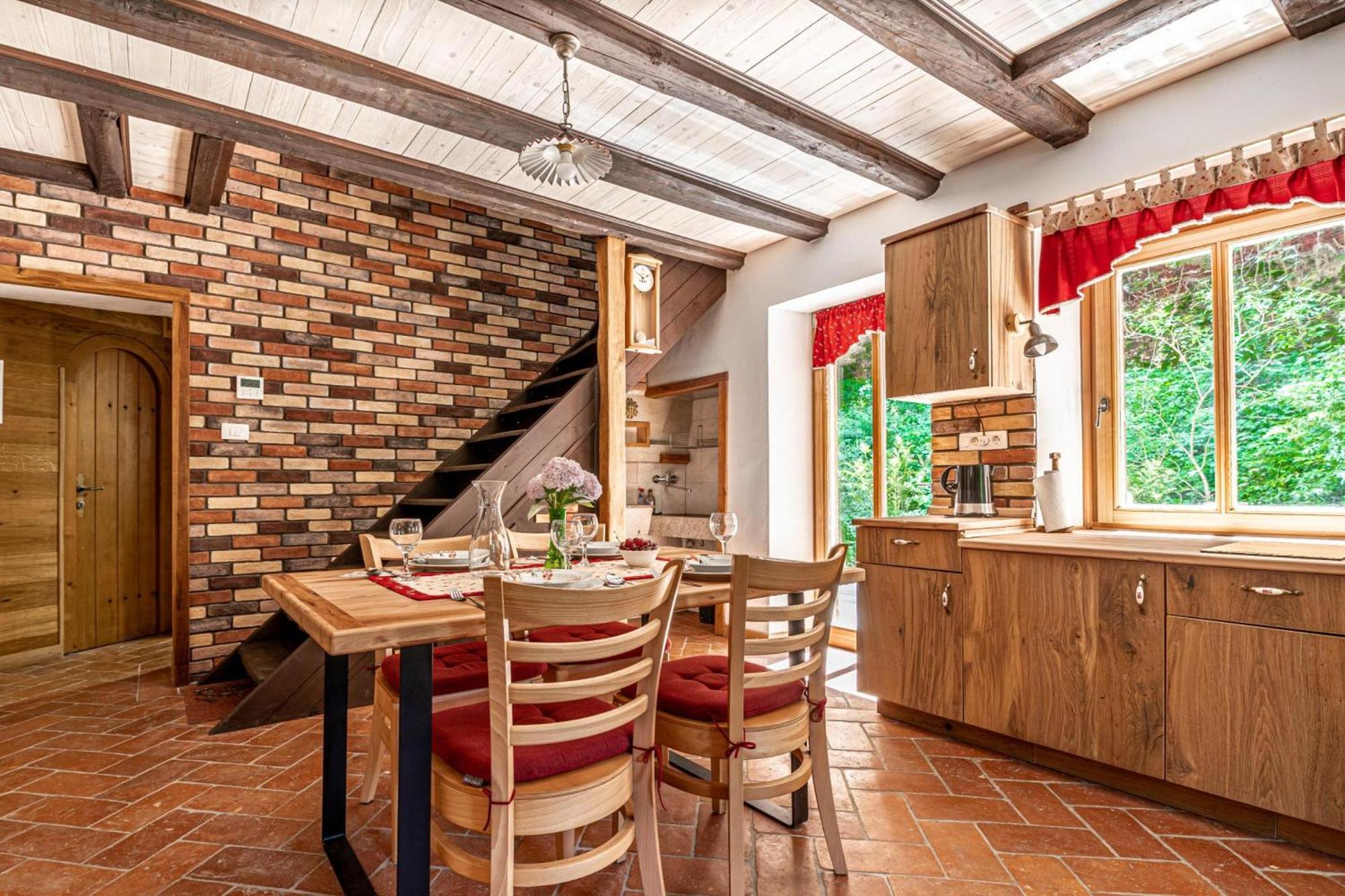 House By The Stream - Happy Rentals Avce Eksteriør bilde