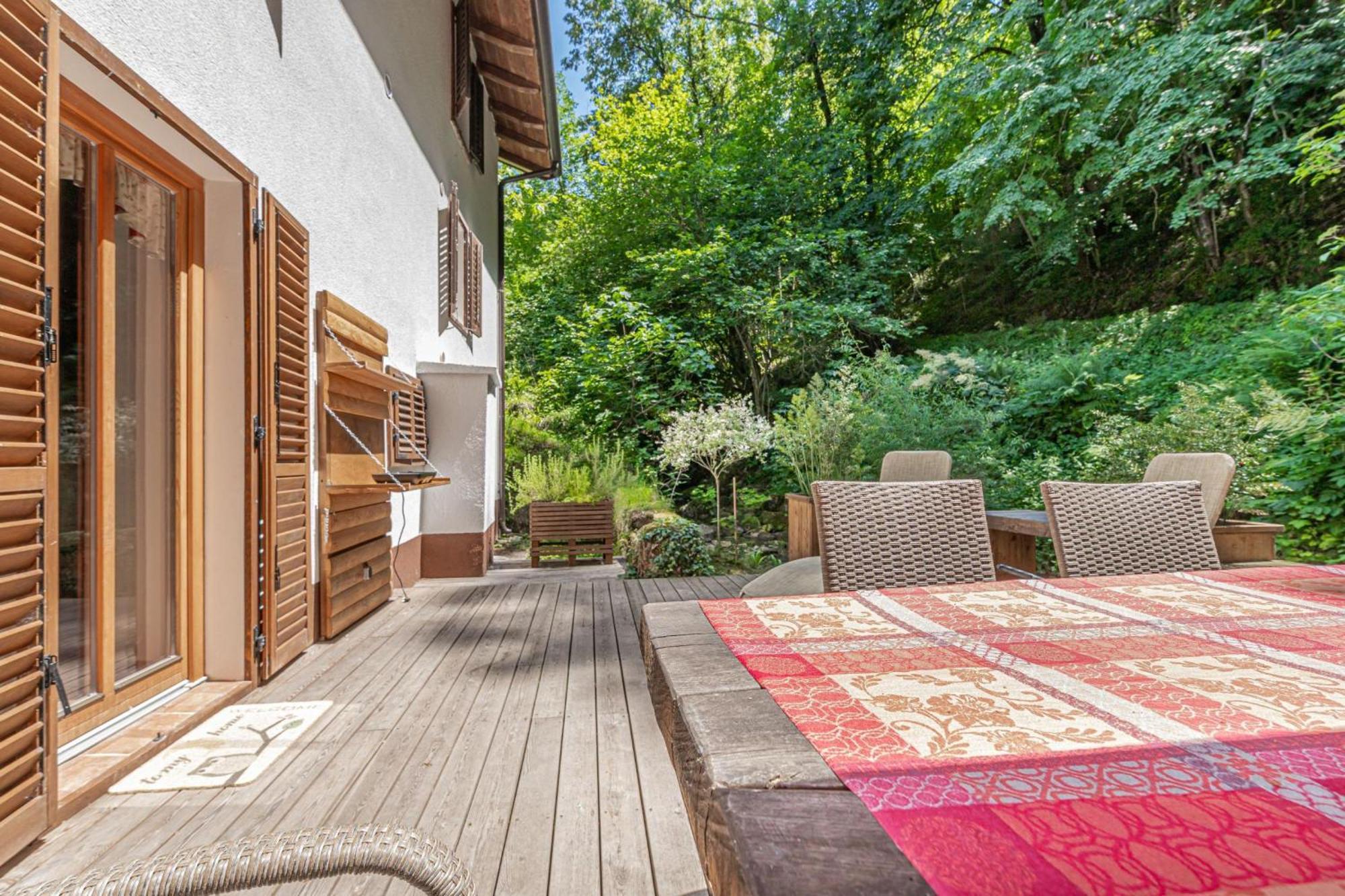 House By The Stream - Happy Rentals Avce Eksteriør bilde